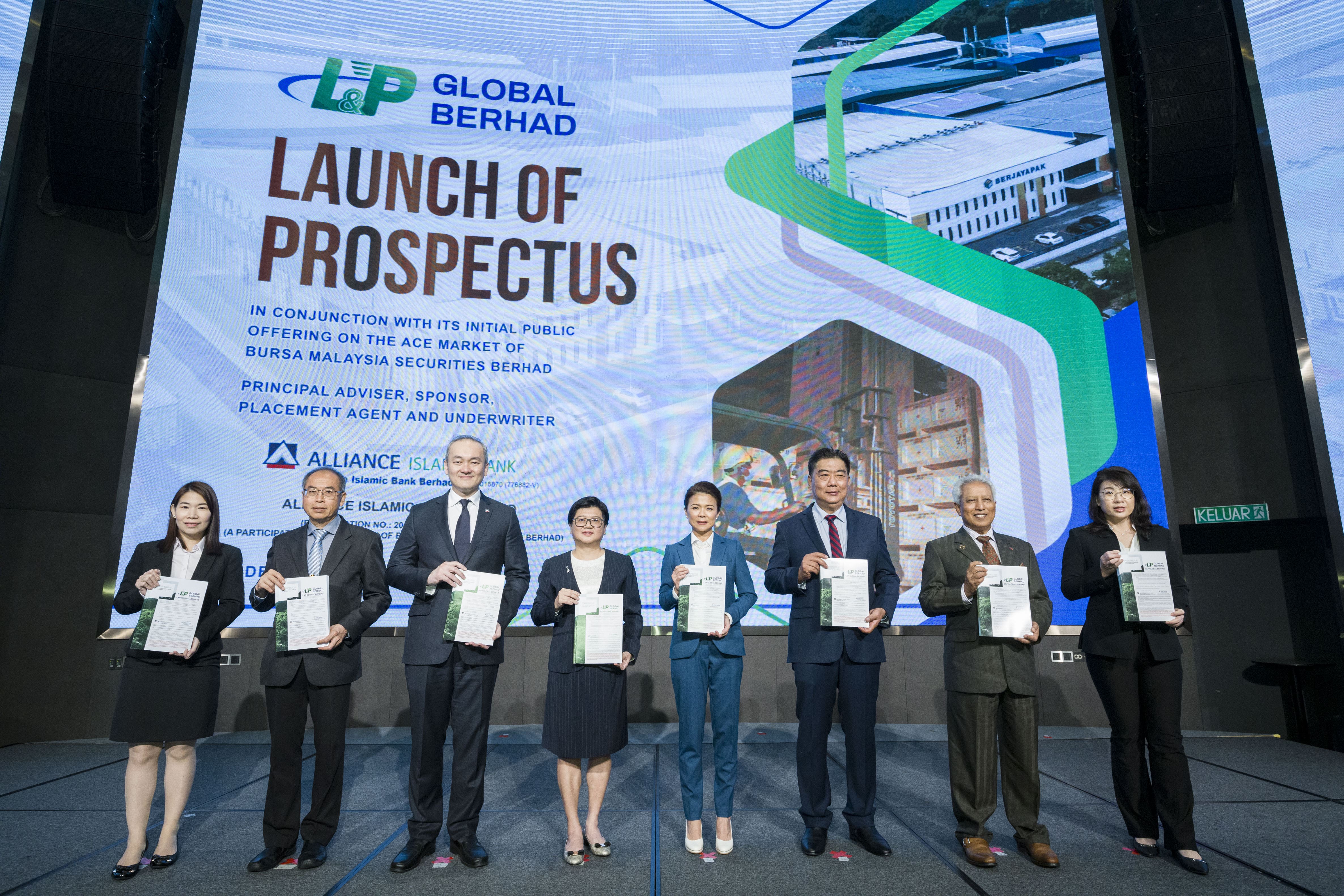(From left) L&P Global Bhd independent non-executive directors Phoon Yee Min and Datuk Seri Lee Kah Choon, Alliance Bank Malaysia Bhd group chief executive officer Kellee Kam Chee Khiong, L&P Global non-independent non-executive chairperson Ooi Hooi Kiang, executive director cum CEO Ooi Lay Pheng, executive director cum chief operating officer Ong Kah Hong, independent non-executive director Datuk Mohamed Amin Mohd Kassim, and chief financial officer Ow Chooi Khim